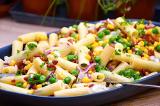 Pasta salat m, agurk, majs, revet gulerod og rter samt cremefraiche dressing ved siden af